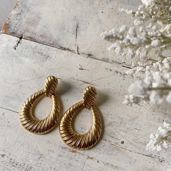 Gold Oval Hoop Detailed Earrings - Picture 16 of 16